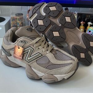 New Balance Women's Sneakers in Brown and Tan